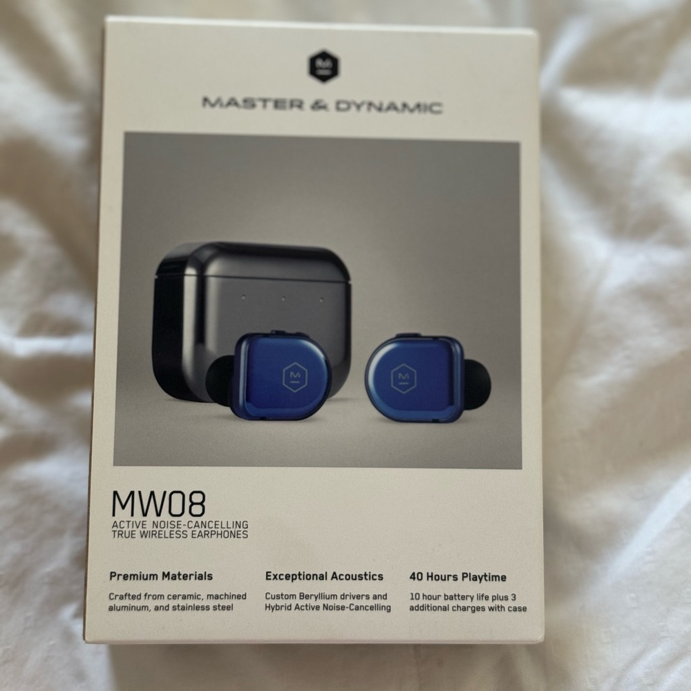 MASTER & DYNAMIC Blue MW08
NWOT
Active Noise-Cancelling Earphones